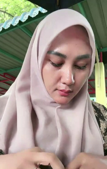 BU GURU Gemoy Pamer Aset Di Toilet Umum