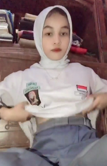 TARRISA Pelajar Hijab Hobi Main Dildo