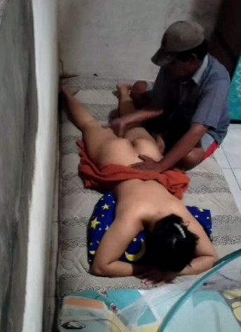 Tante Elia Prank Mbah Gombloh Tukang Pijat